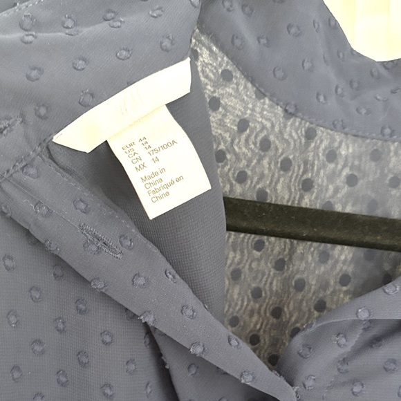 H&M Dark Blue Plumeti Blouse Gathered Li g Sleeve Women’s Size 14 - Picture 5 of 5